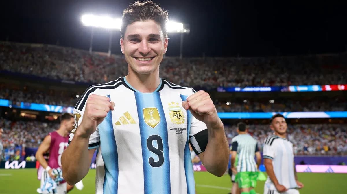 Jugador argentino sonriendo en el estadio después del partido