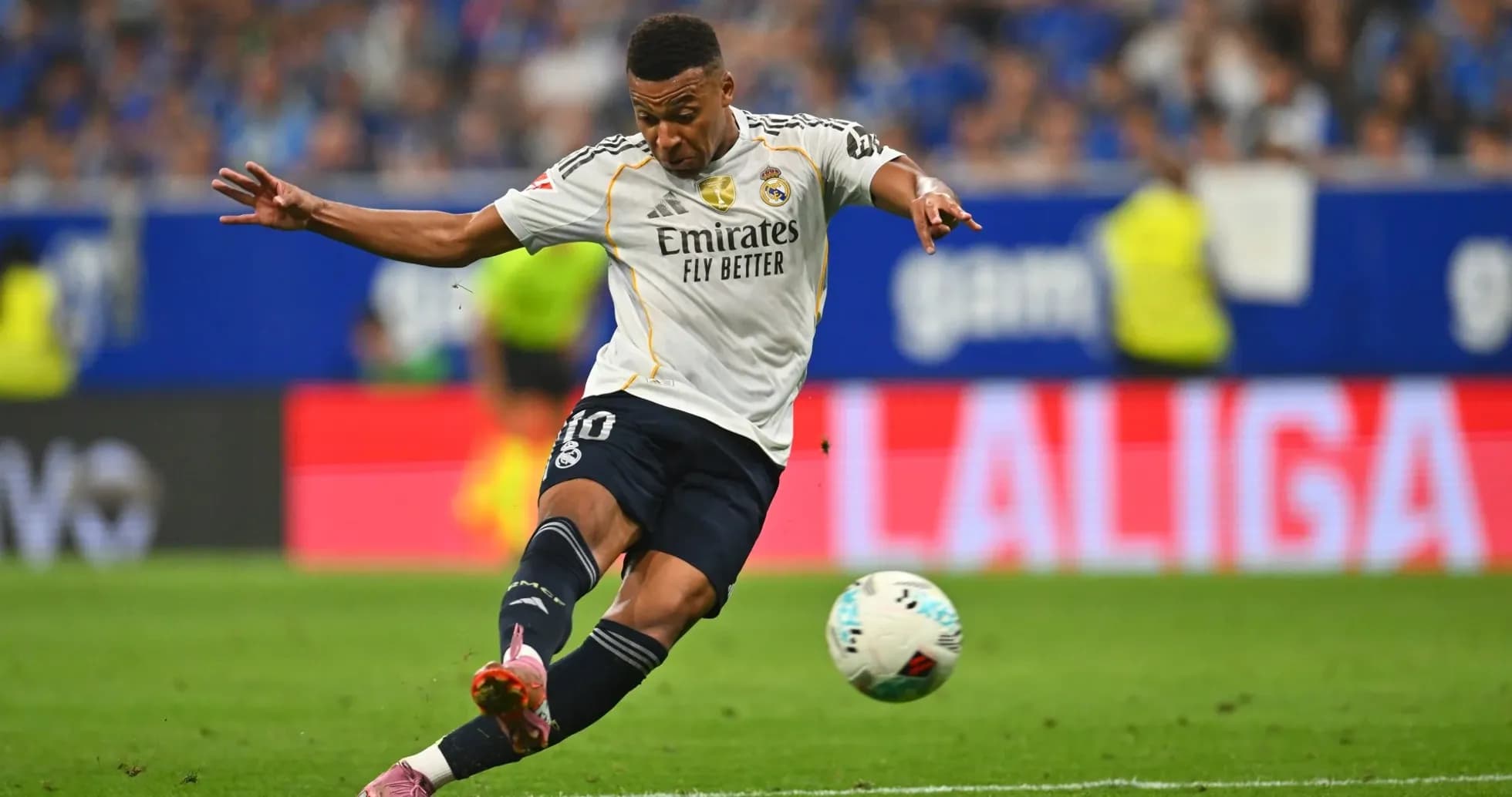 Jugador de Real Madrid disparando durante el partido