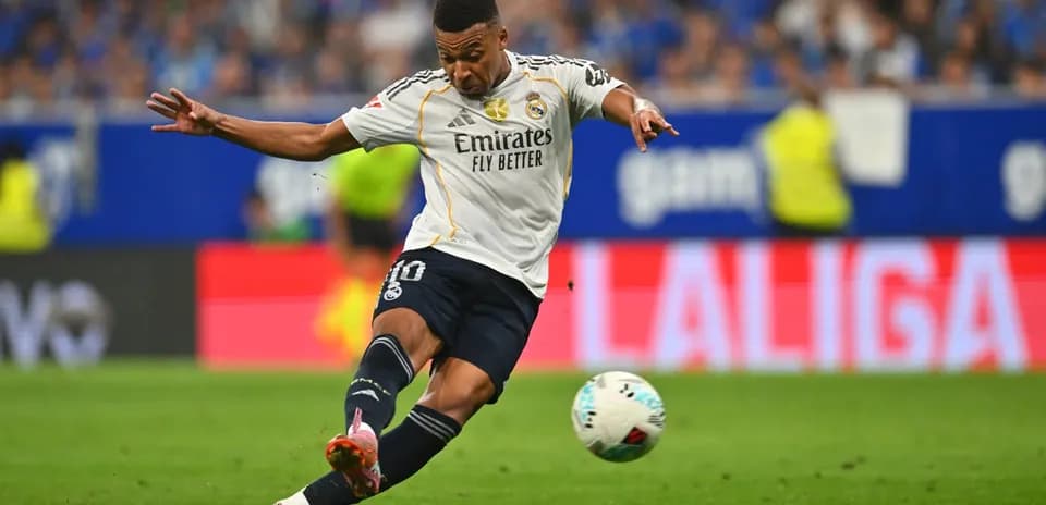 Jugador de Real Madrid disparando durante el partido