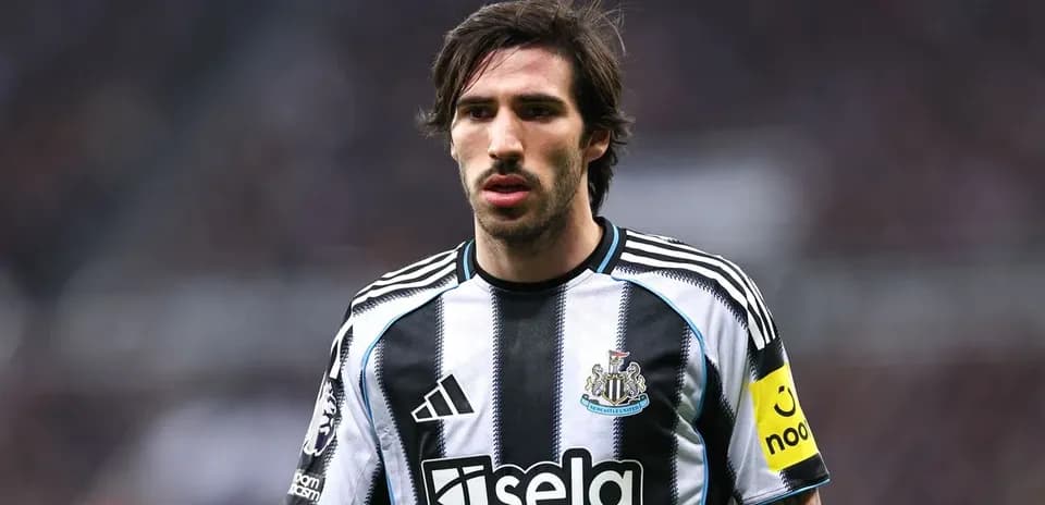 Jugador de Newcastle con camiseta y cinta de capitán
