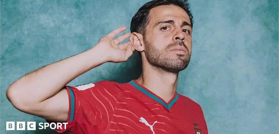 Jugador en camiseta roja de Portugal posando para foto