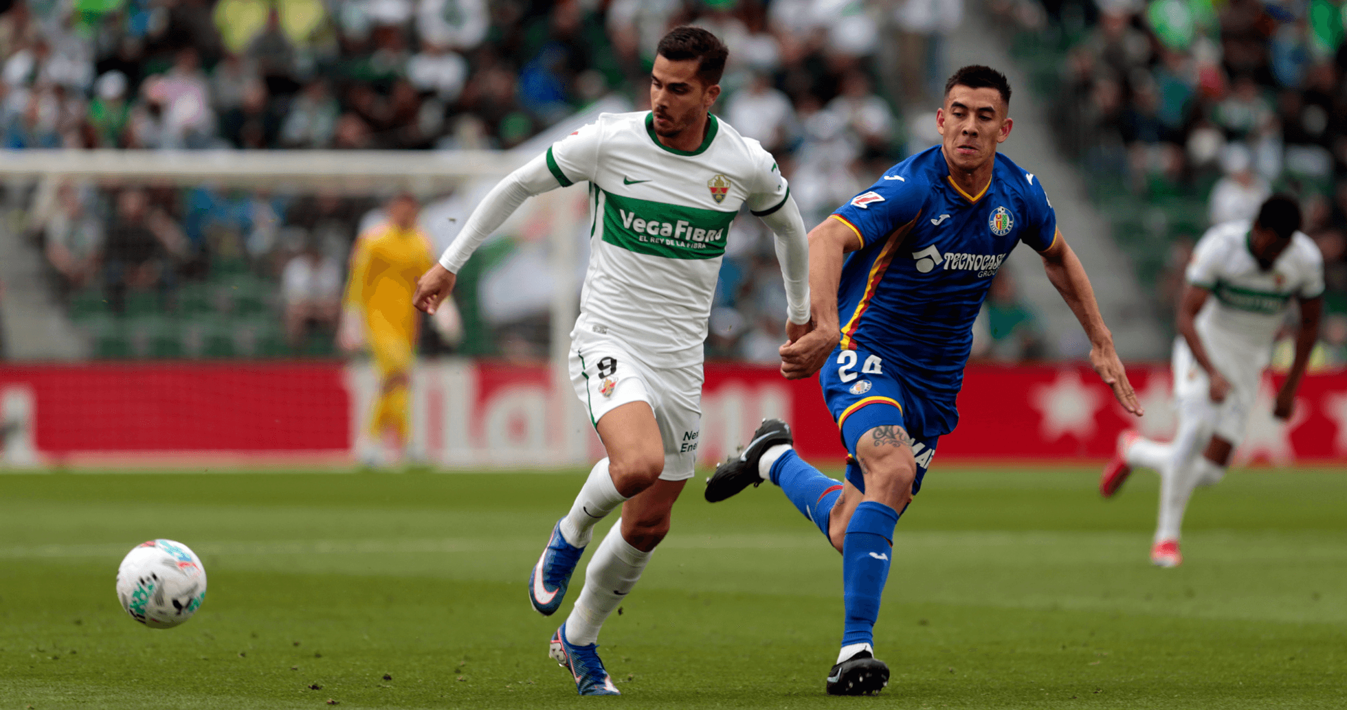 Elche y Getafe compitiendo por el balón