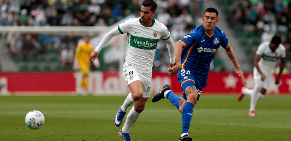 Elche y Getafe compitiendo por el balón