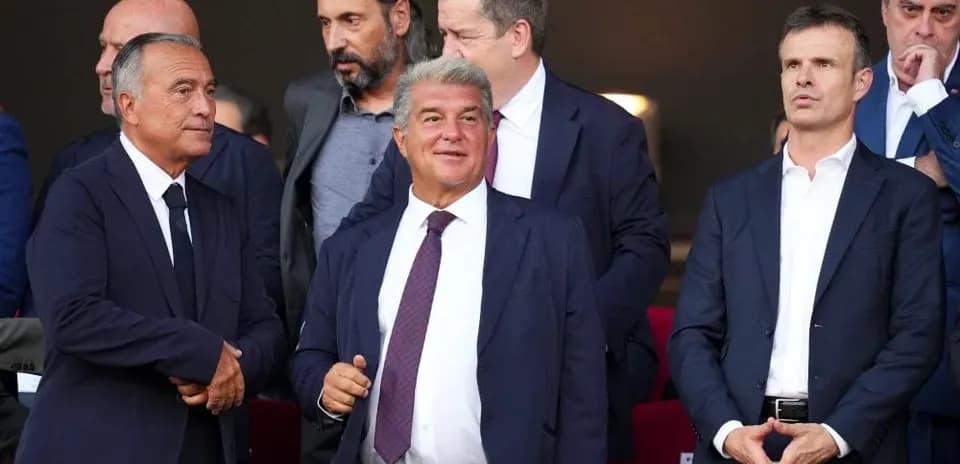 Dirigentes en palcos durante un evento deportivo