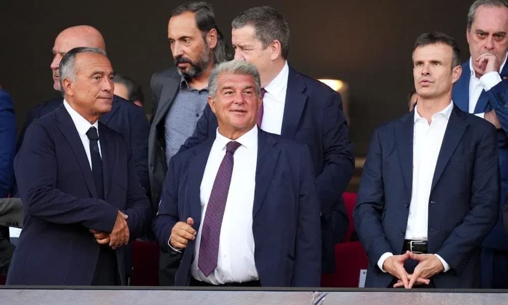 Dirigentes en palcos durante un evento deportivo