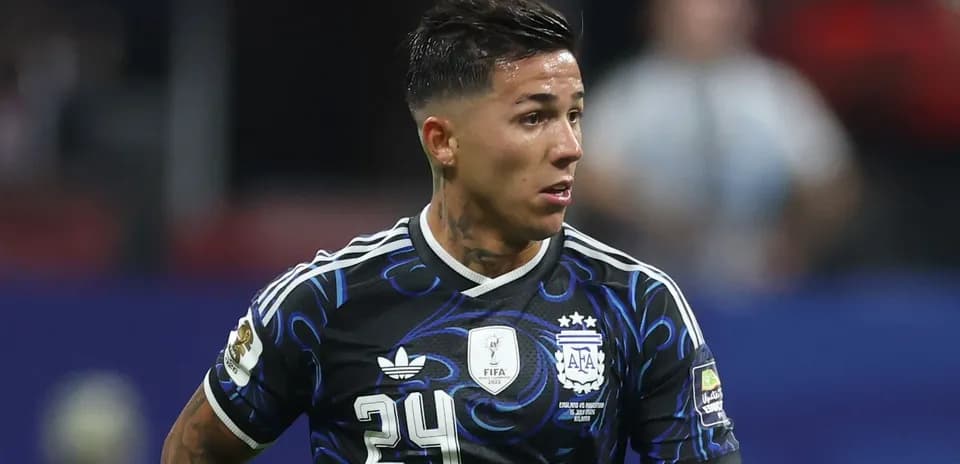 Jugador de Argentina con camiseta negra durante partido