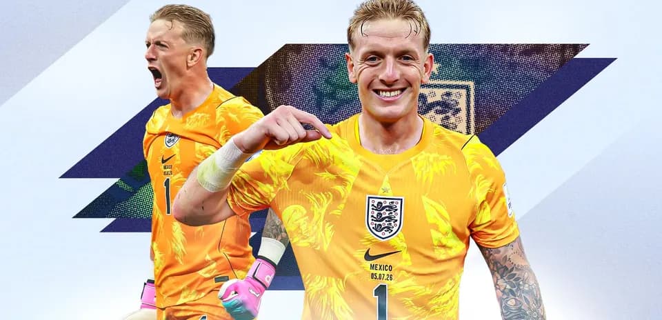 Portero de Inglaterra con camiseta amarilla sonriendo
