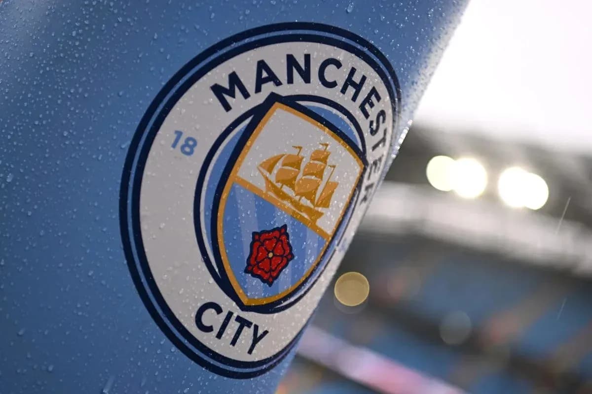 Logo de Manchester City en día lluvioso