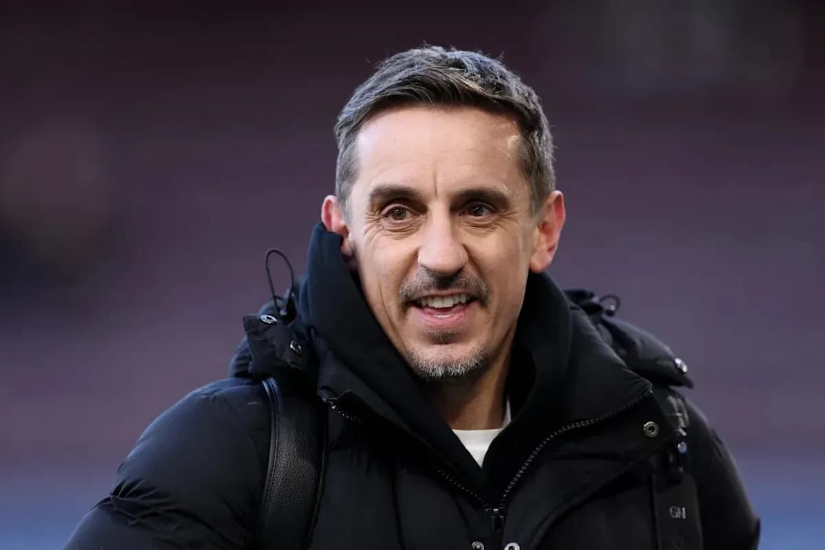 Hombre sonriendo en un estadio de fútbol