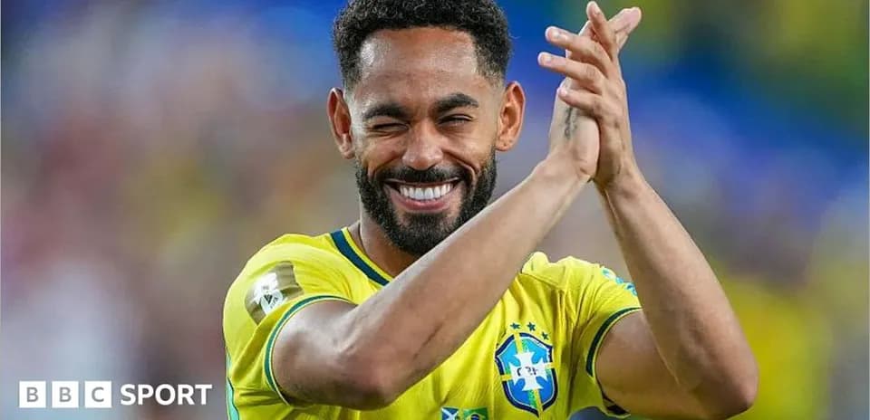 Jugador brasileño aplaudiendo en el estadio