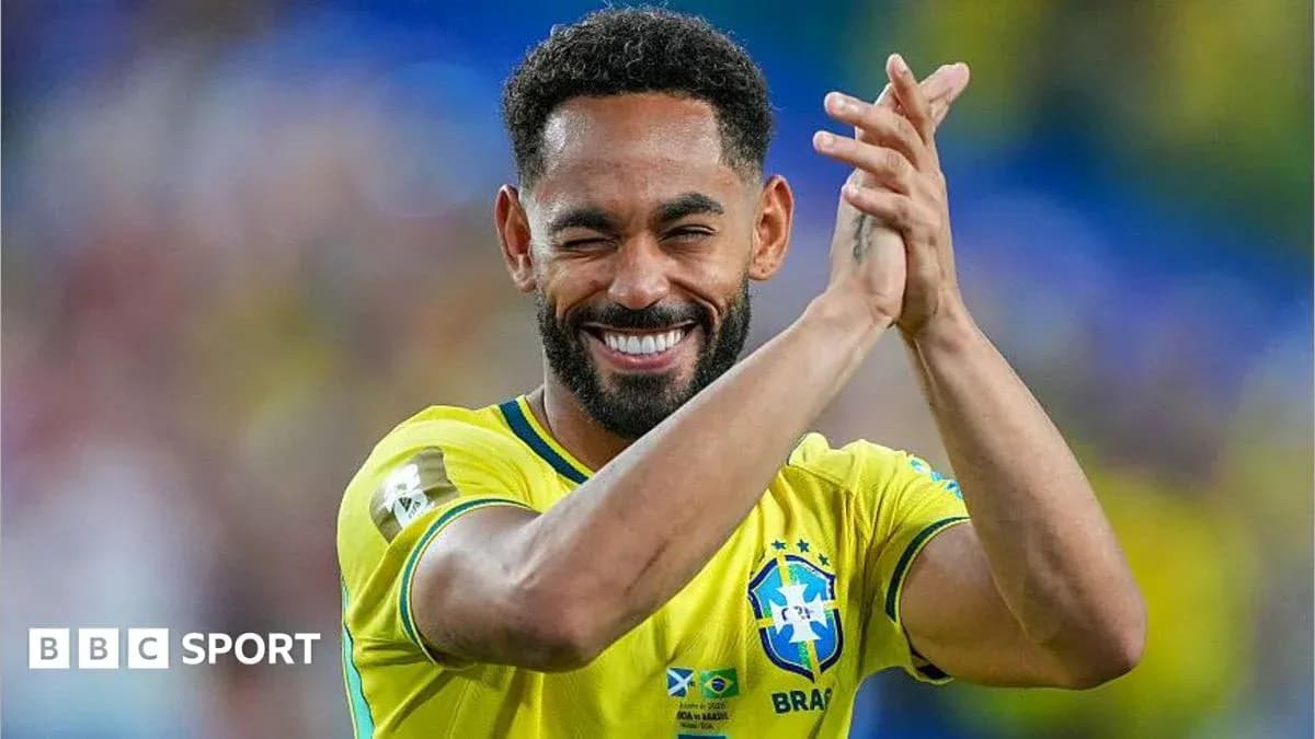 Jugador brasileño aplaudiendo en el estadio