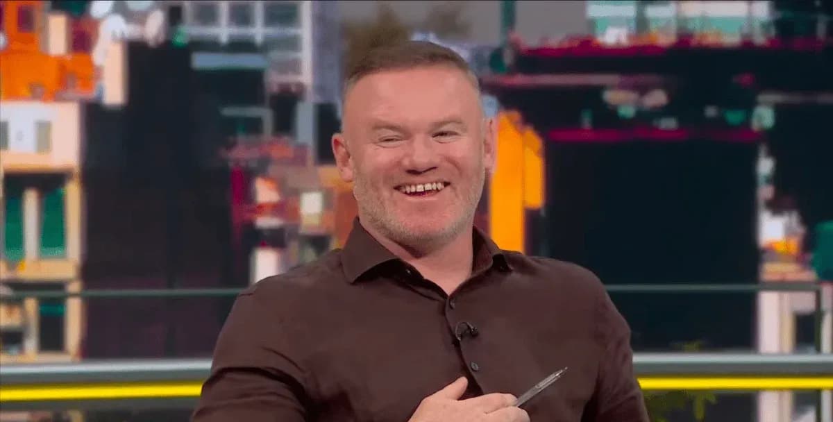 Hombre sonriendo en un set de televisión deportivo