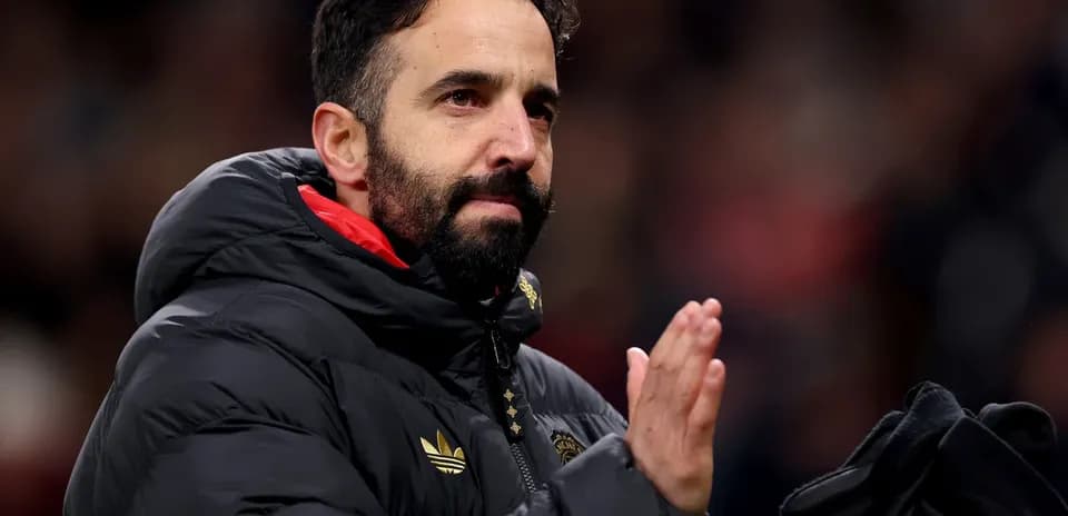 Entrenador aplaudiendo a la afición en el estadio