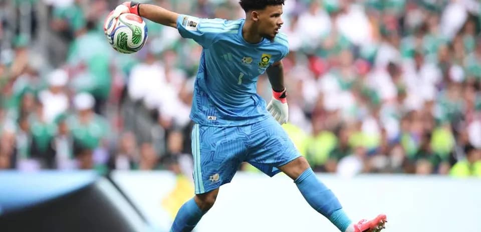Portero lanzando el balón durante el partido