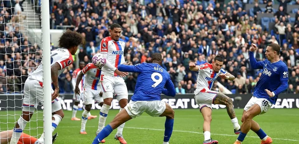 Jugadores de Crystal Palace y Everton en acción
