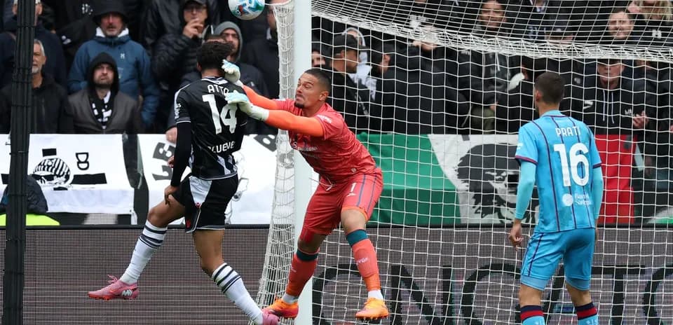 Portero detiene un tiro durante el partido