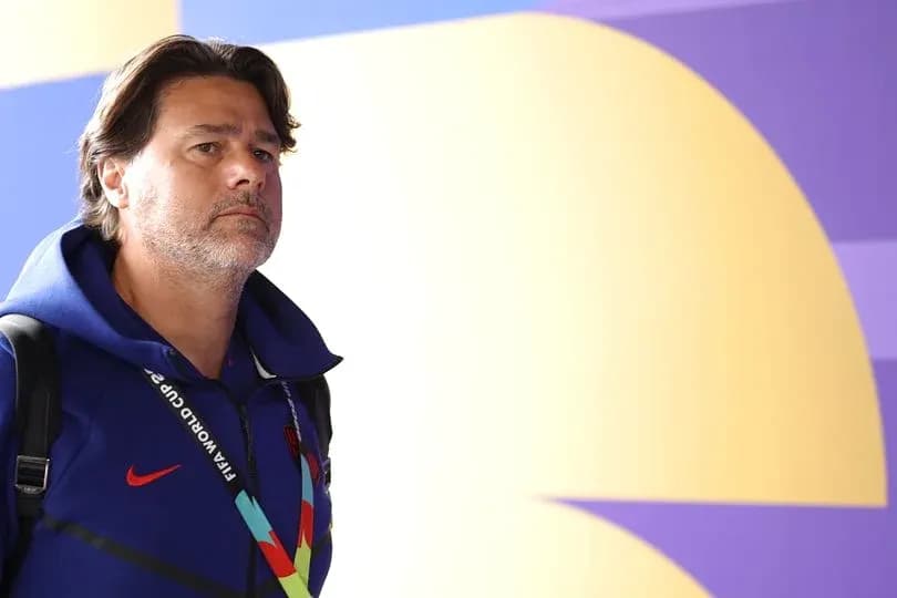 Entrenador caminando en el evento de la Copa Mundial