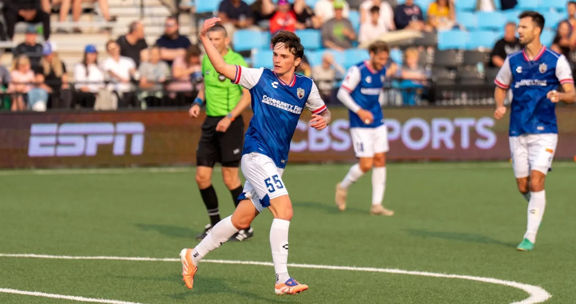 Jugador de Colorado Springs celebrando en el partido