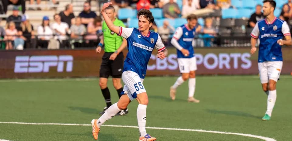 Jugador de Colorado Springs celebrando en el partido