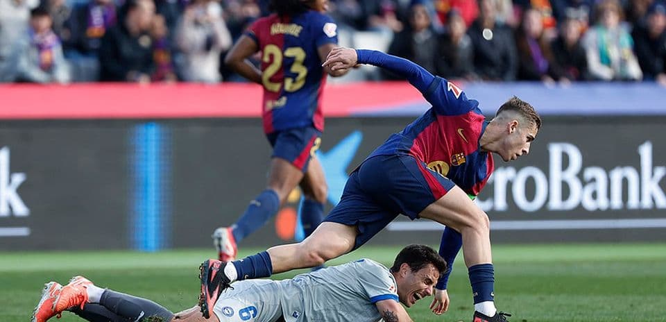 Acción entre jugadores de Alavés y Barcelona