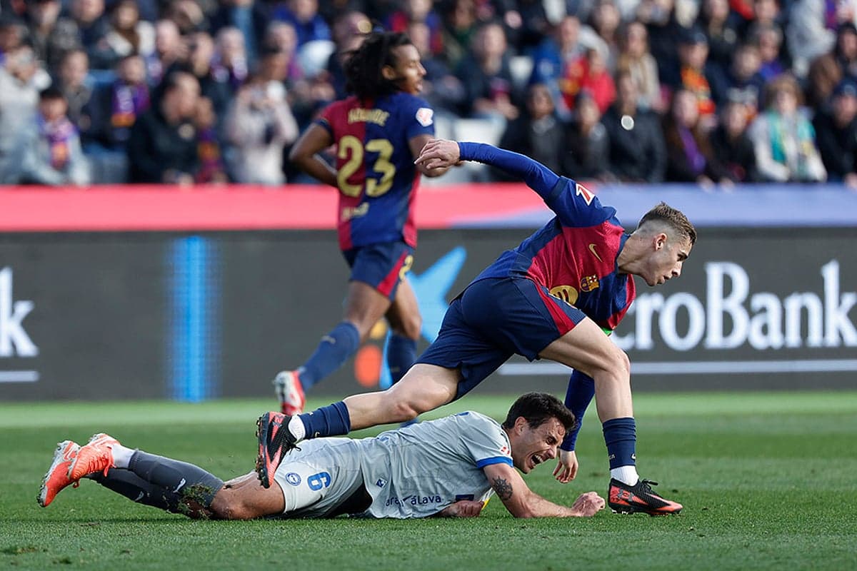 Acción entre jugadores de Alavés y Barcelona