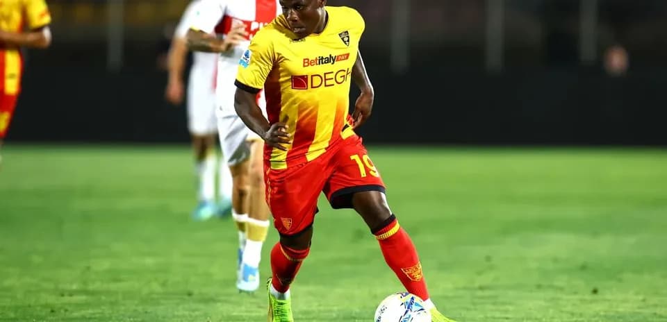 Jugador de Lecce con balón en partido