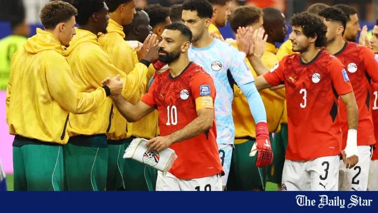 Jugadores de Egipto y otro equipo saludándose tras partido