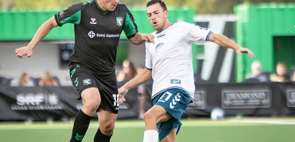 Dos jugadores compitiendo por el balón
