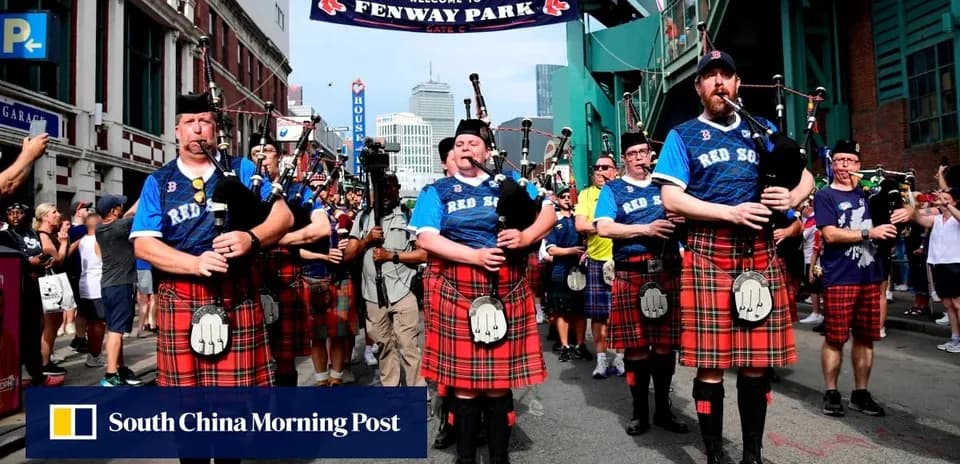 Músicos en tartán tocando gaita en Fenway Park