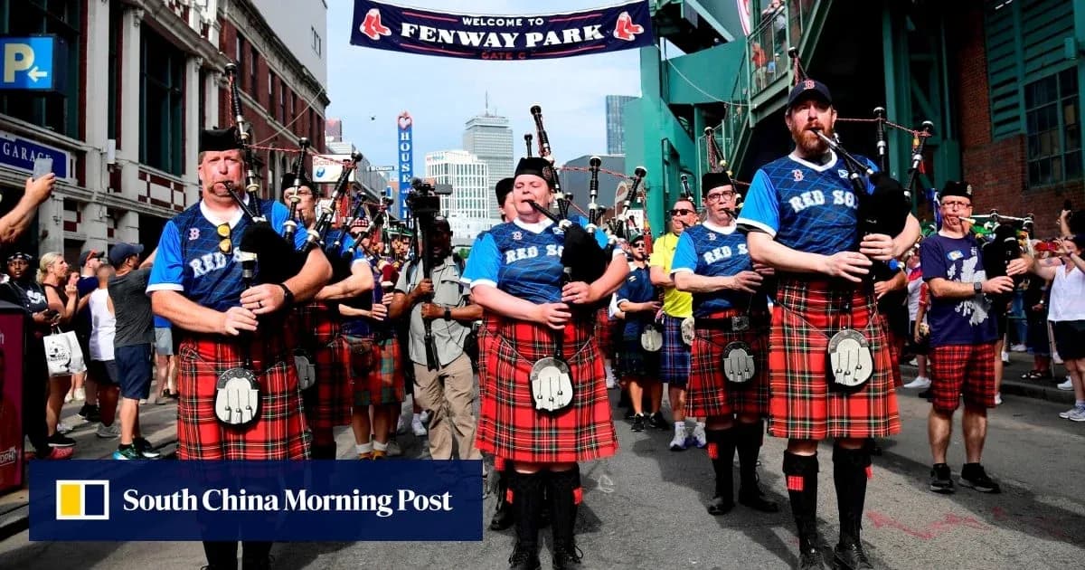 Músicos en tartán tocando gaita en Fenway Park