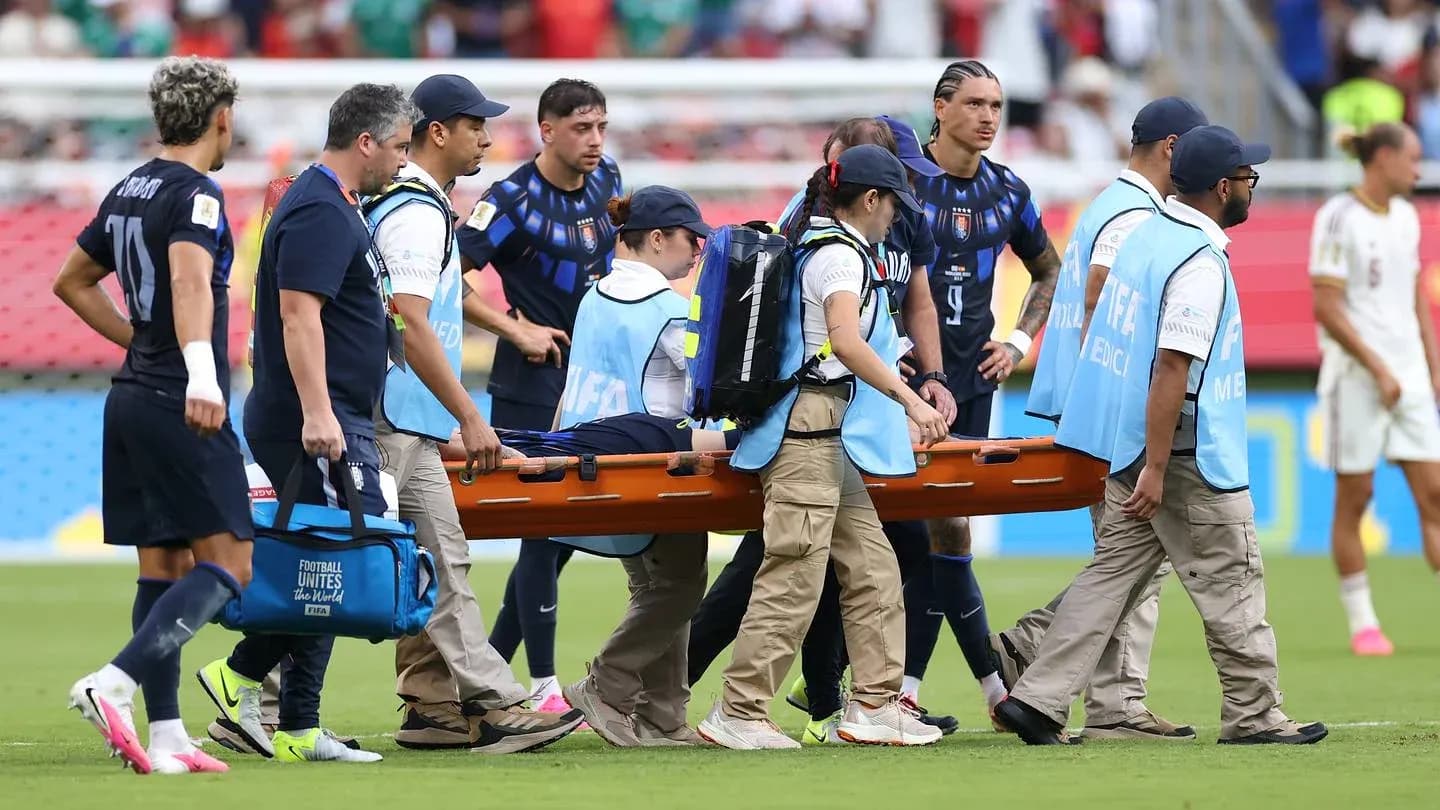 Jugadores y personal médico trasladando a un jugador herido
