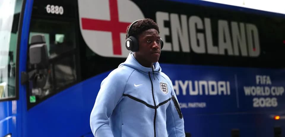 Jugador caminando cerca del autobús de Inglaterra