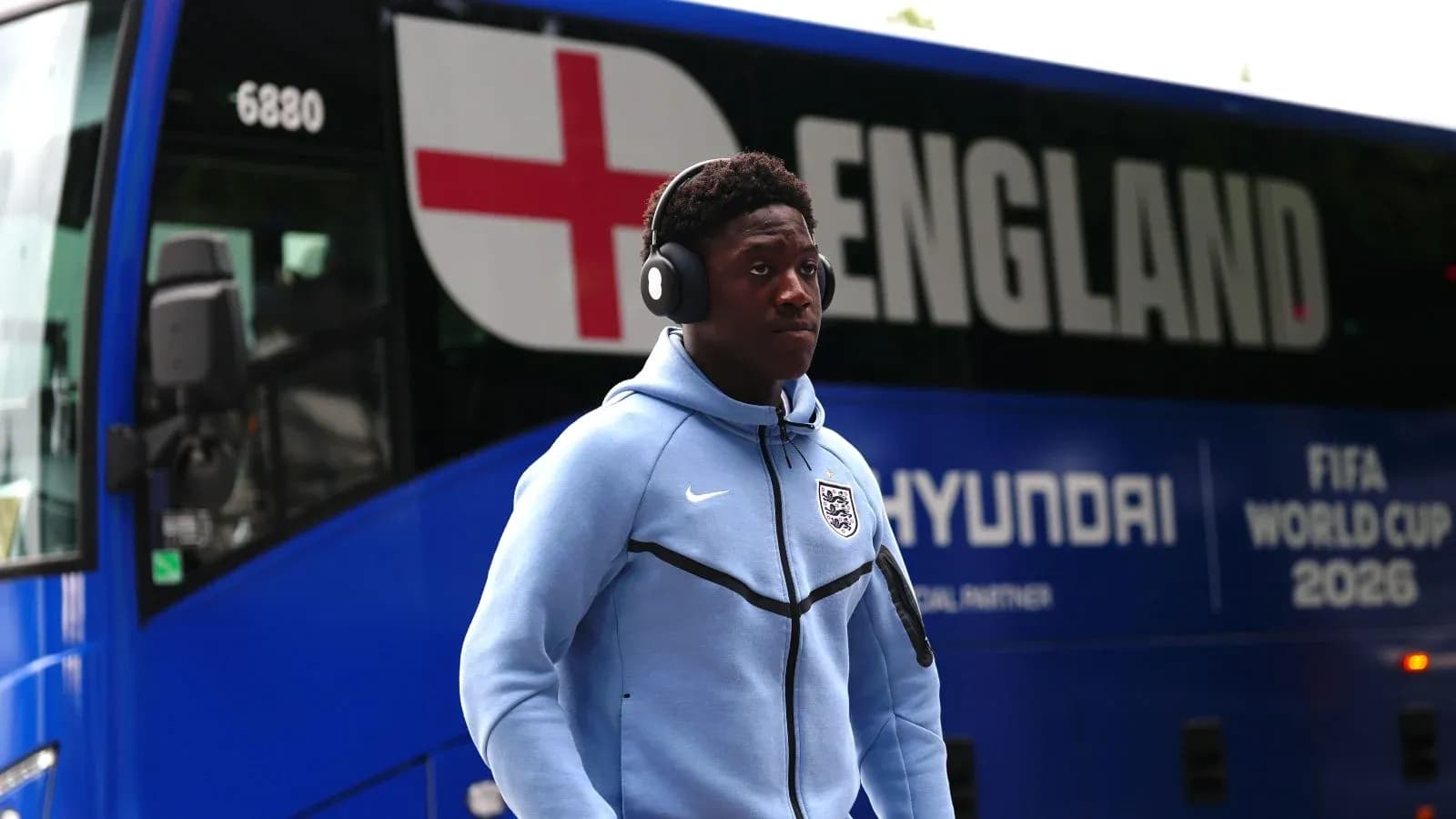 Jugador caminando cerca del autobús de Inglaterra