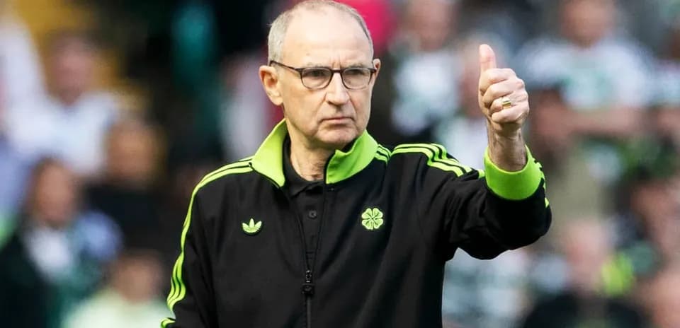 Entrenador dando el pulgar arriba en el estadio
