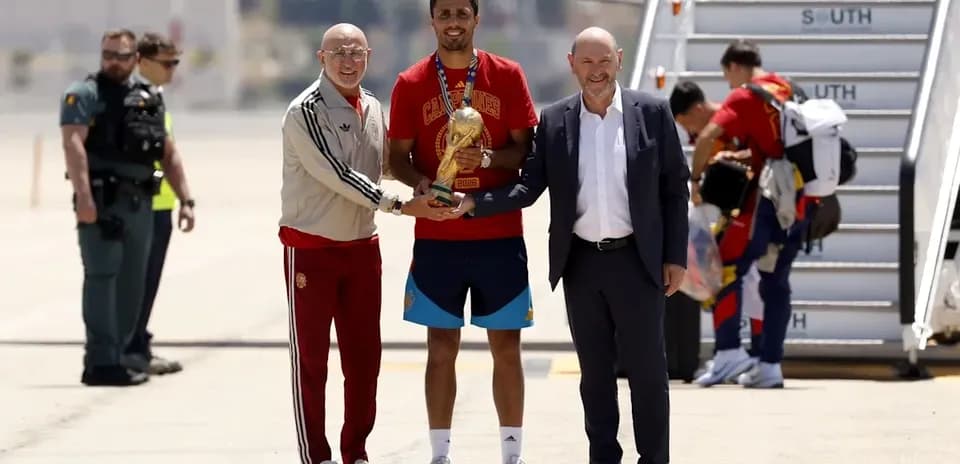 Jugadores recibiendo trofeo en el aeropuerto