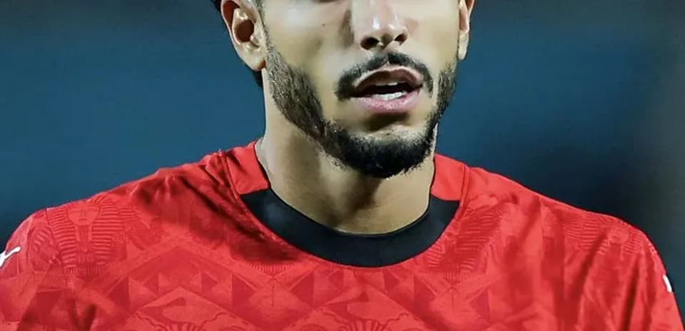 Jugador de Egipto con camiseta roja en el campo