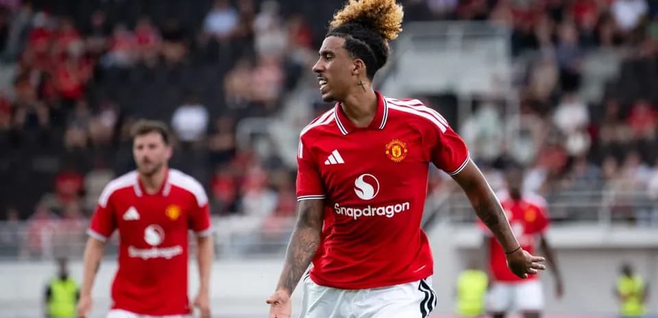 Jugador de Manchester United celebra un gol en partido