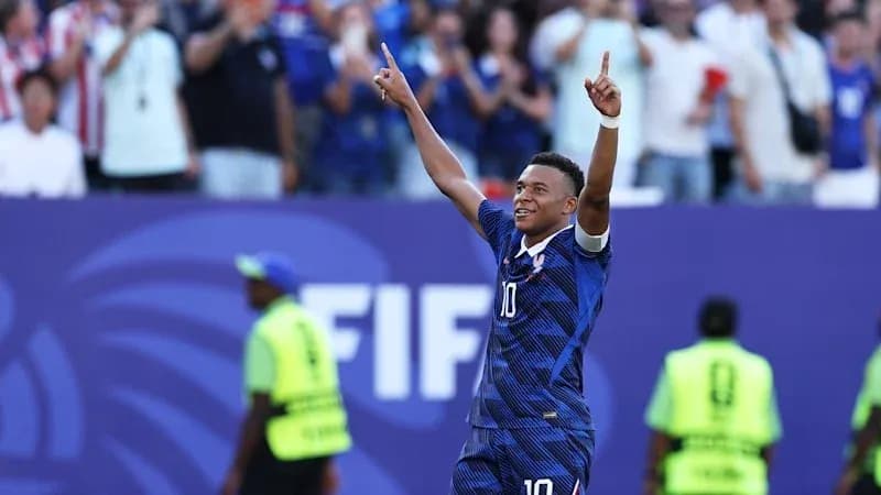 Jugador celebrando gol con el número 10 en el estadio