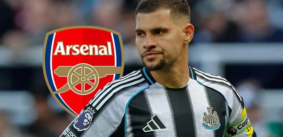 Jugador de Newcastle con camiseta de rayas en primer plano