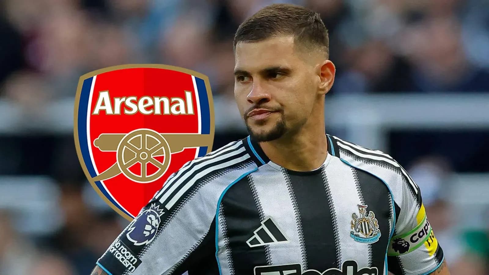 Jugador de Newcastle con camiseta de rayas en primer plano