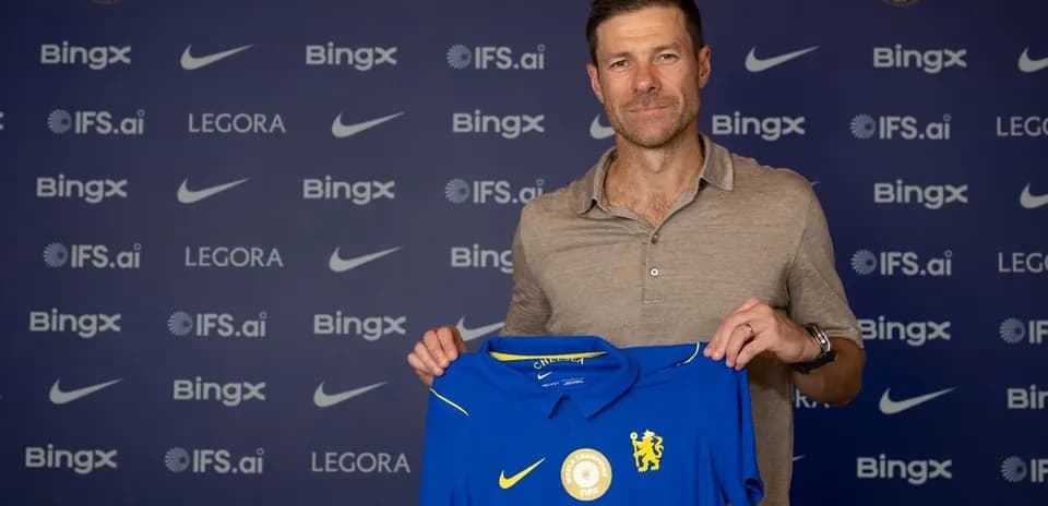 Nuevo entrenador sosteniendo camiseta de Chelsea