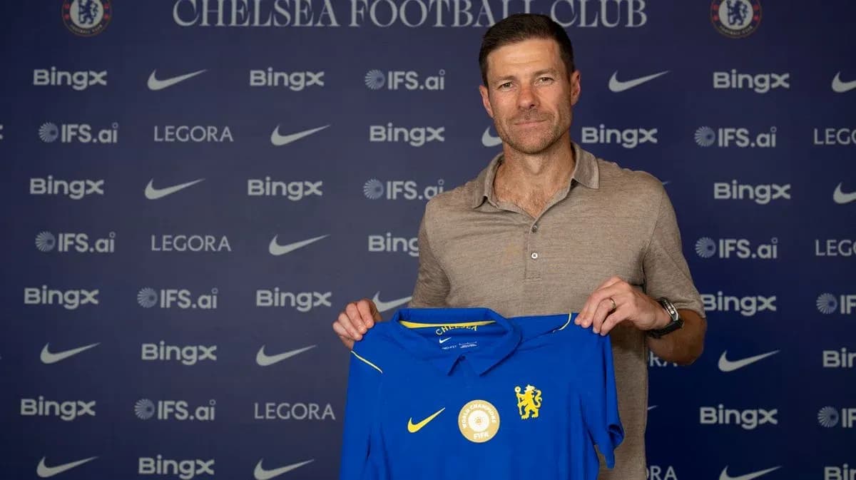 Nuevo entrenador sosteniendo camiseta de Chelsea