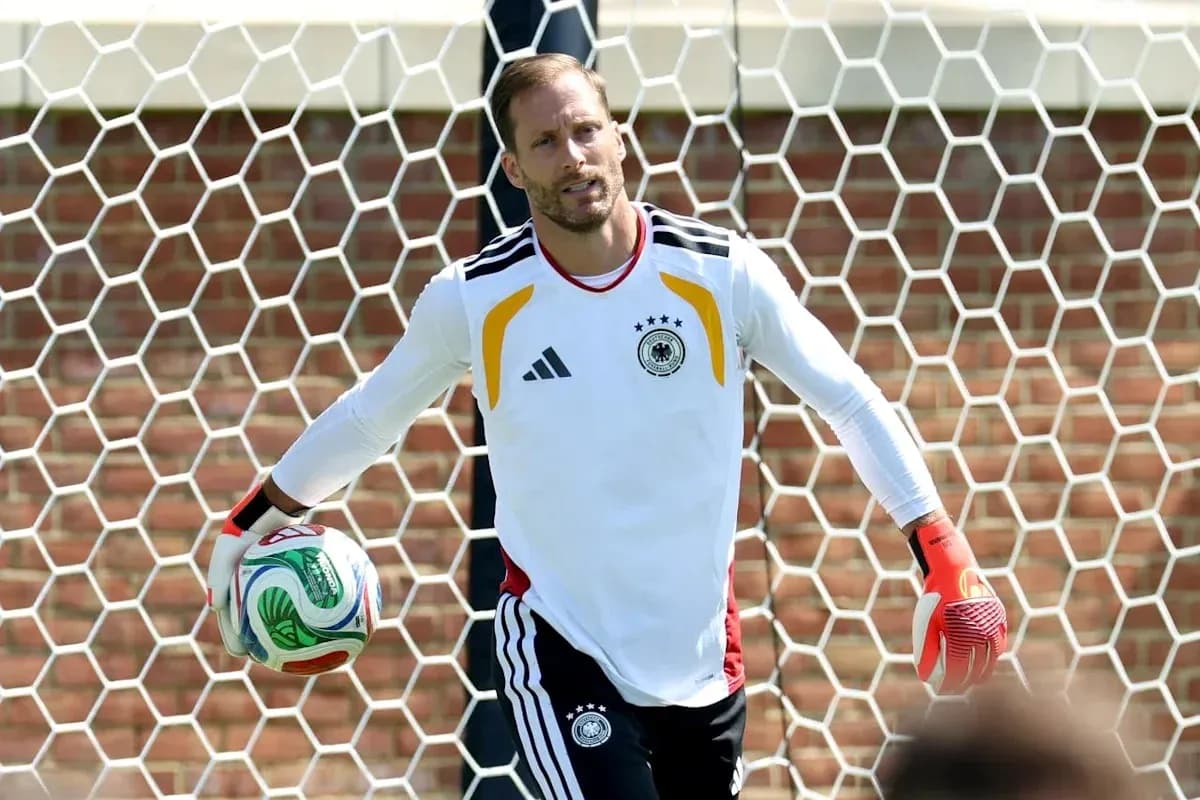 Portero alemán sosteniendo un balón en la portería