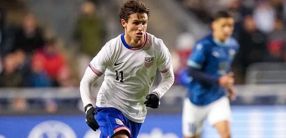Jugador de Estados Unidos corriendo con balón en partido