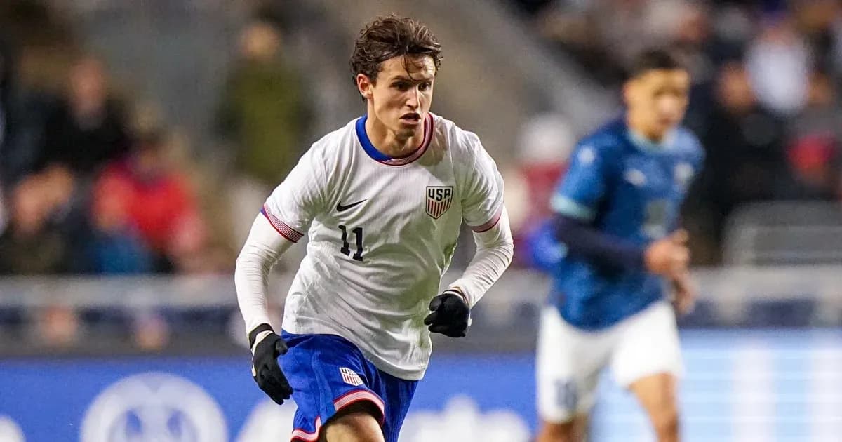 Jugador de Estados Unidos corriendo con balón en partido