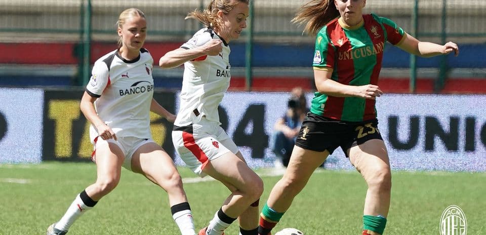 Jugadoras de Ternana y AC Milan compiten por el balón