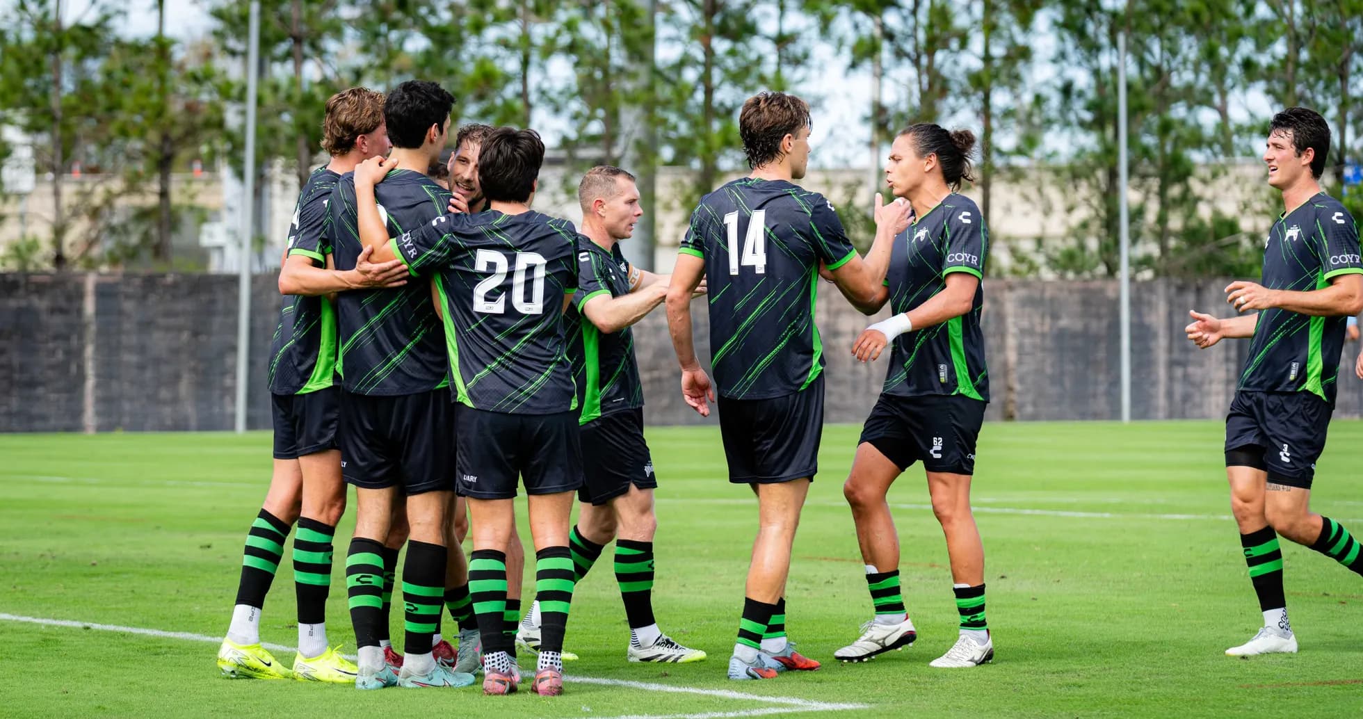 Jugadores de Sporting JAX celebrando un gol