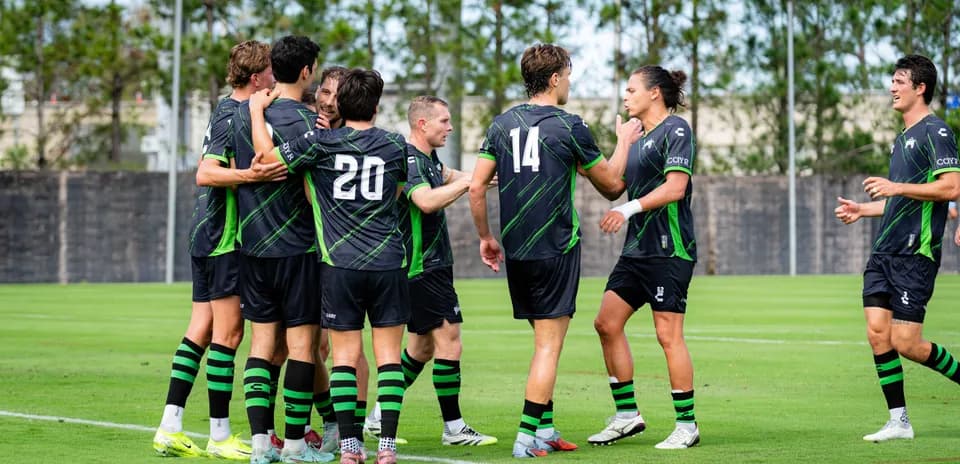Jugadores de Sporting JAX celebrando un gol