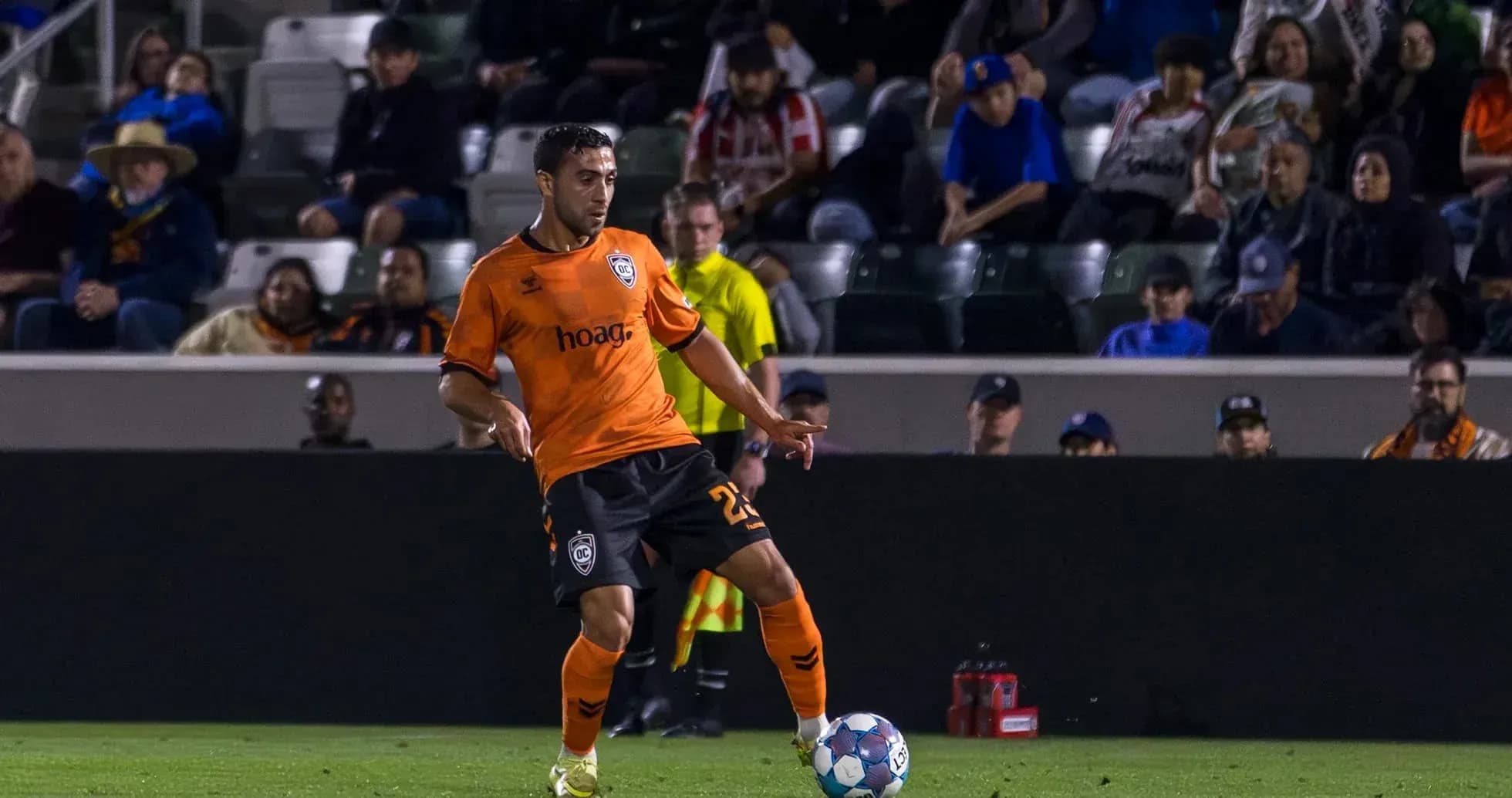 Jugador de Orange County SC con balón en el campo
