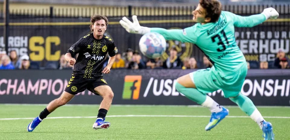 Jugador del Pittsburgh Riverhounds disparando a portería